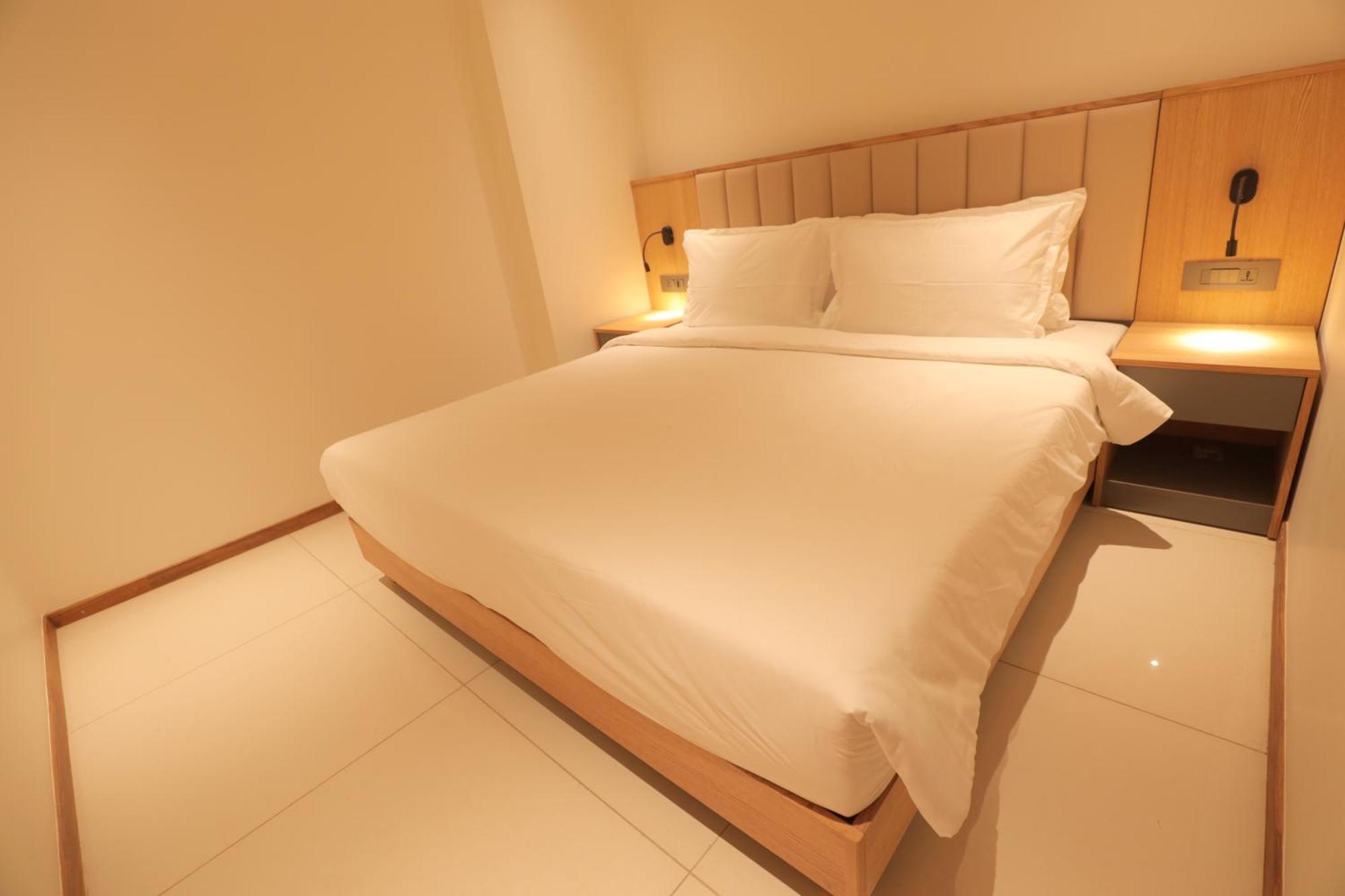 The World Surat Hotell Exteriör bild