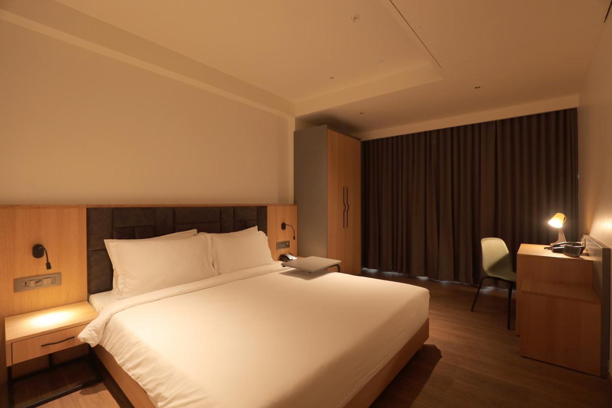 The World Surat Hotell Exteriör bild