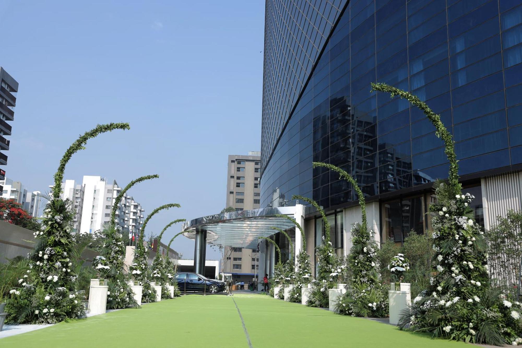 The World Surat Hotell Exteriör bild