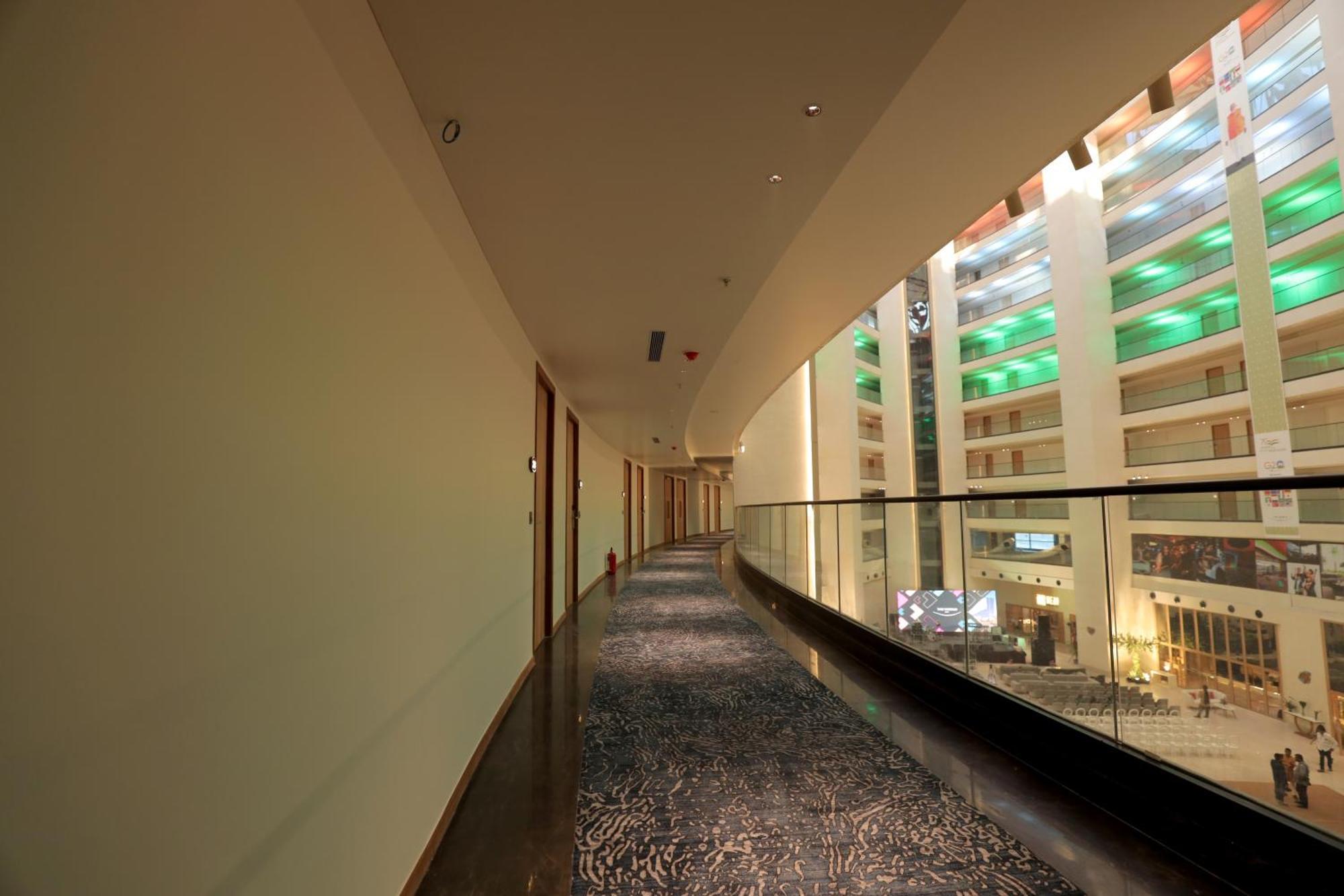 The World Surat Hotell Exteriör bild