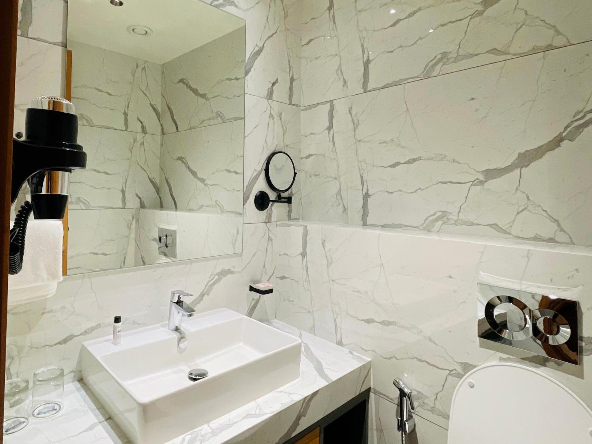 The World Surat Hotell Exteriör bild