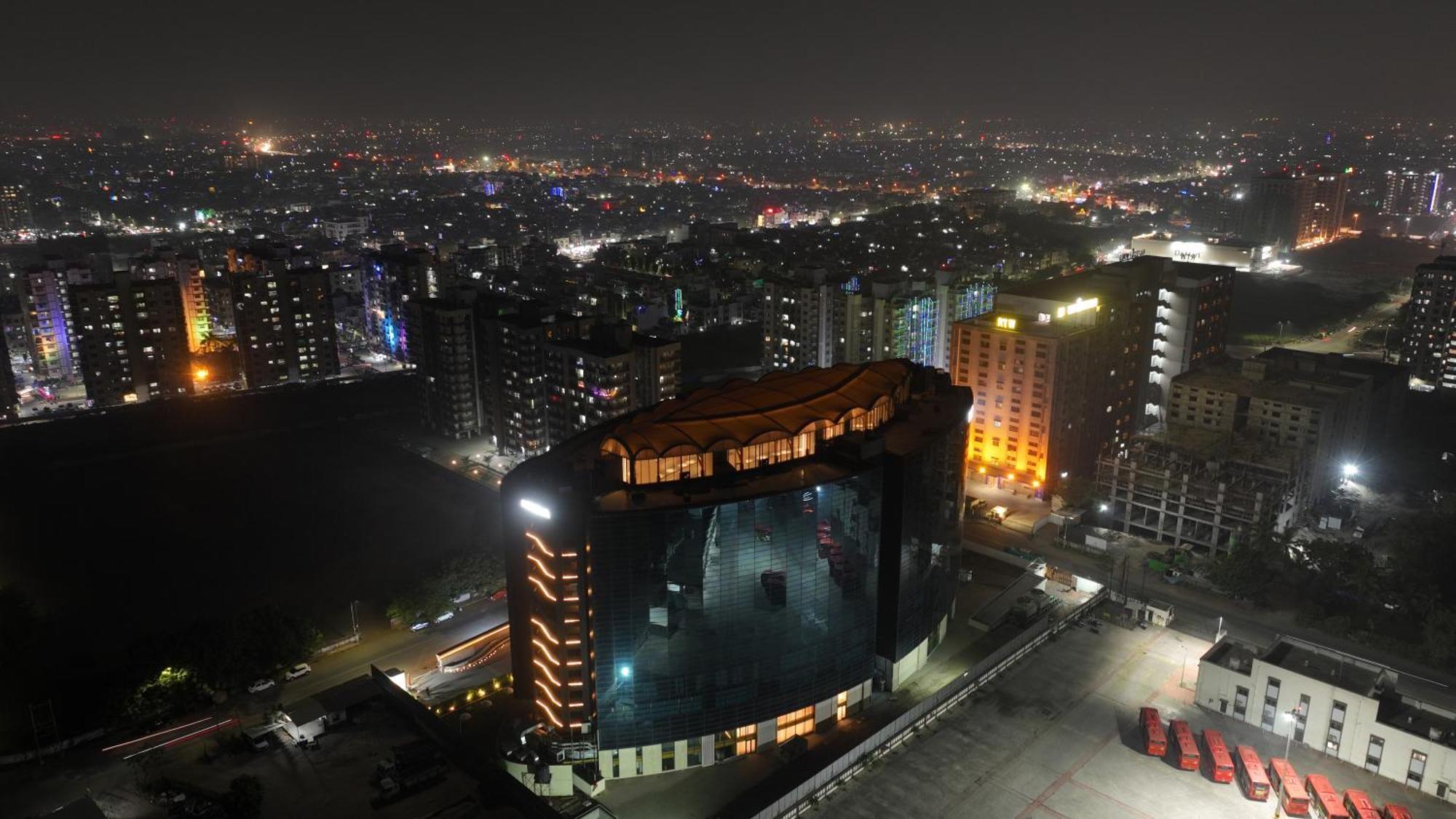 The World Surat Hotell Exteriör bild
