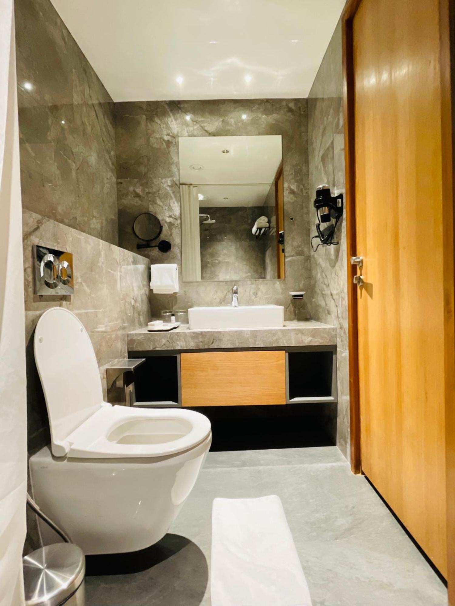 The World Surat Hotell Exteriör bild