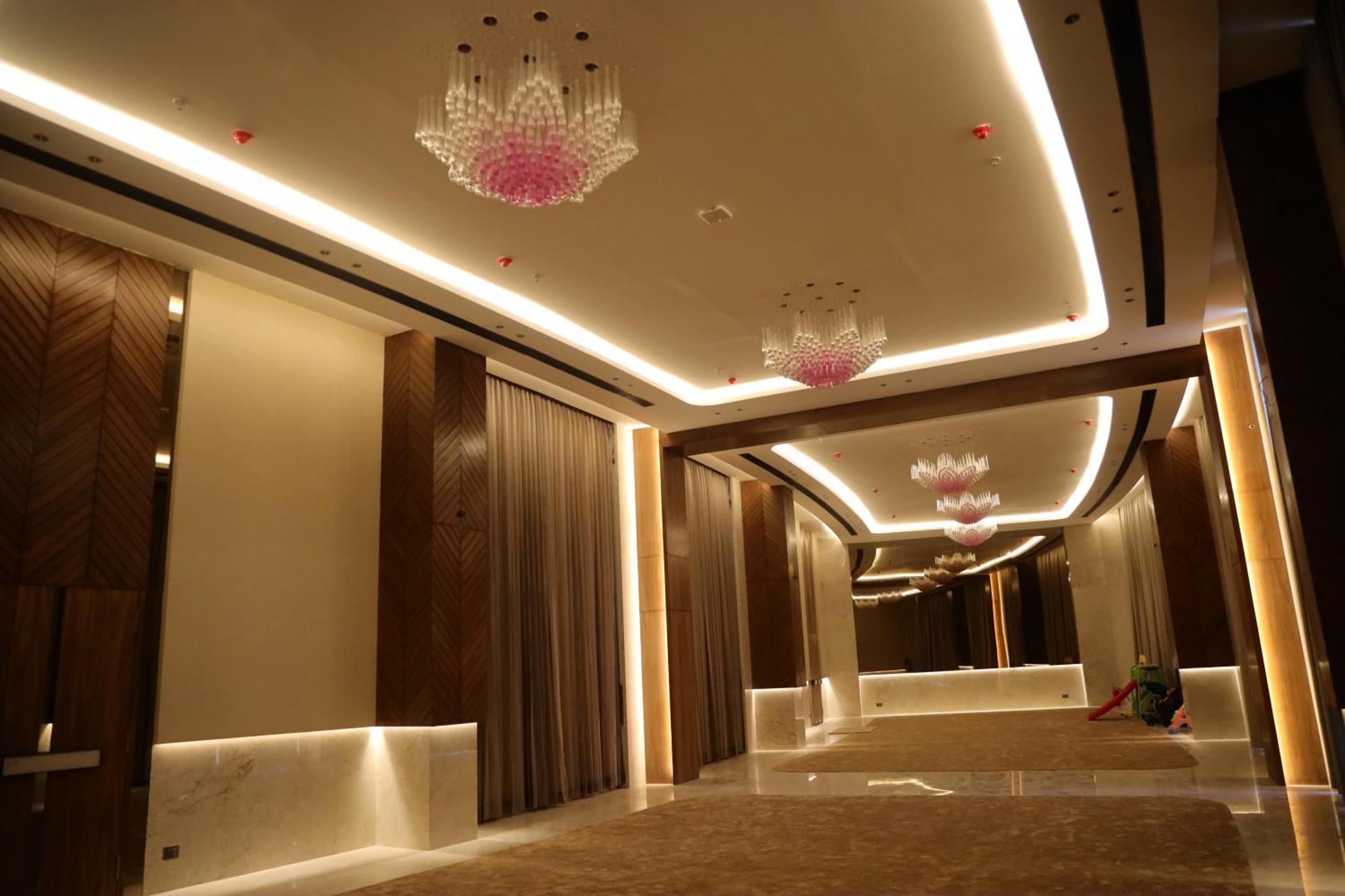 The World Surat Hotell Exteriör bild