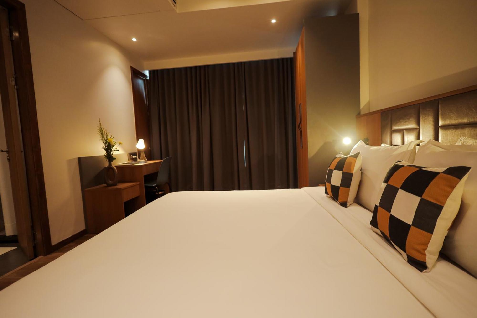 The World Surat Hotell Exteriör bild