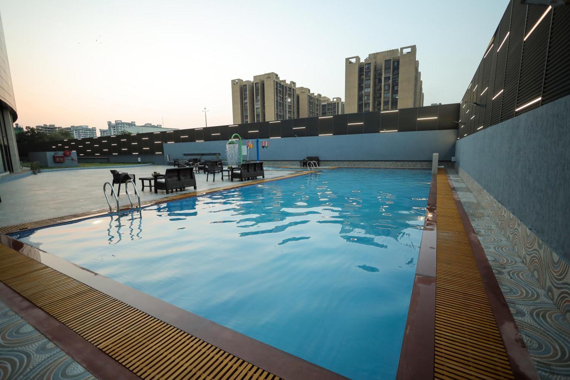 The World Surat Hotell Exteriör bild